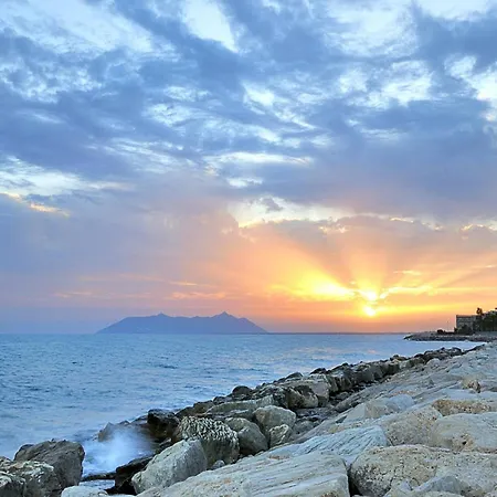 Abouterracina Bemi Al Mare, Di Fronte La Terracina